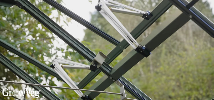 Greenhouse roof vents